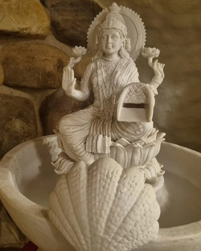 Fonte de Lakshmi em pó de mármore para área externa
