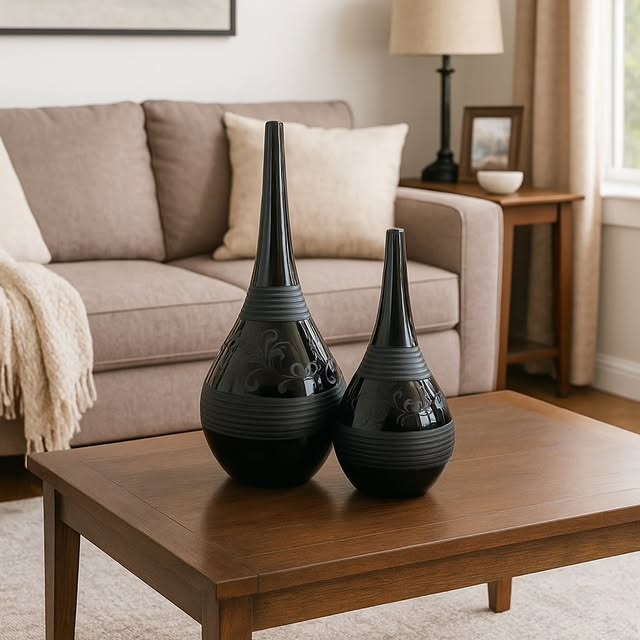 Peças decorativas pretas em mesa de sala